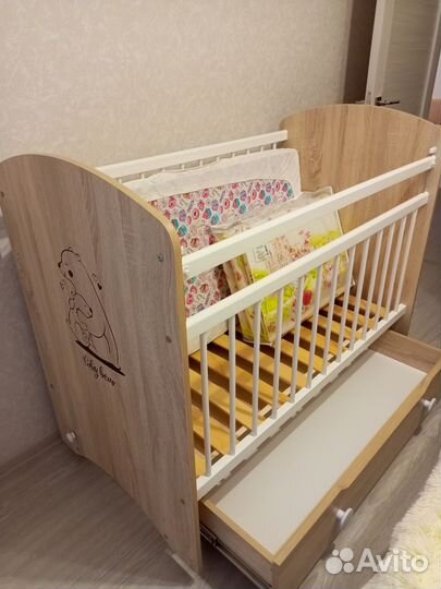 Детская кроватка с маятником