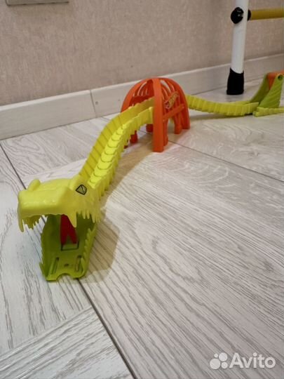 Hot wheels трек змея с машинкой в комплекте