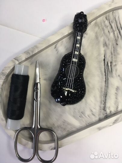 Брошь ручной работы из бисера гитара