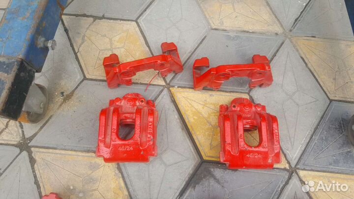 Бмв М5 Е60 супорта тормоза все 4шт покрашены красн