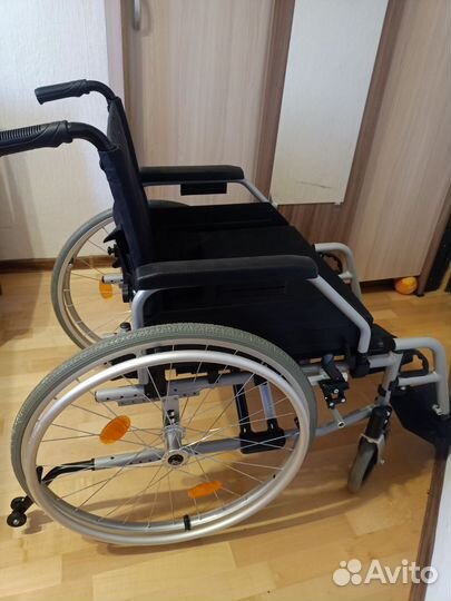 Кресло коляска с ручным приводом для инвалидов