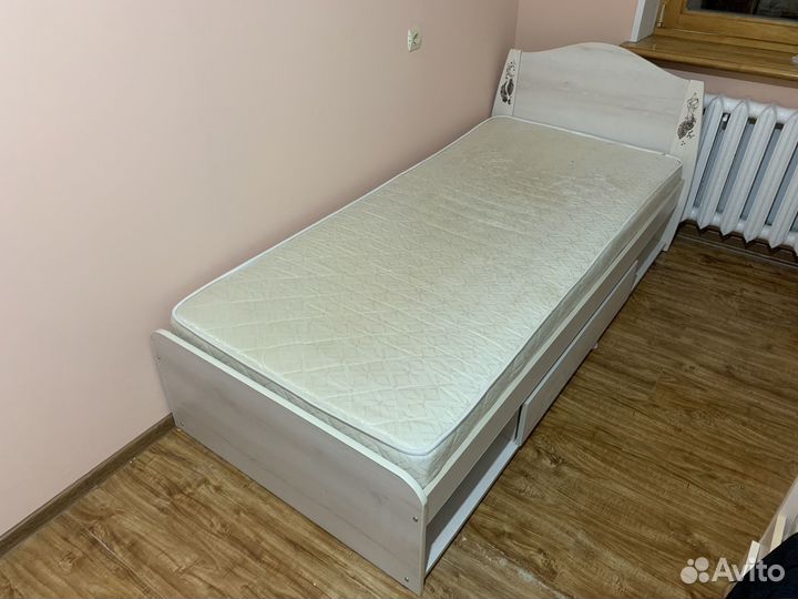 Кровать односпальная с ящиком б/у