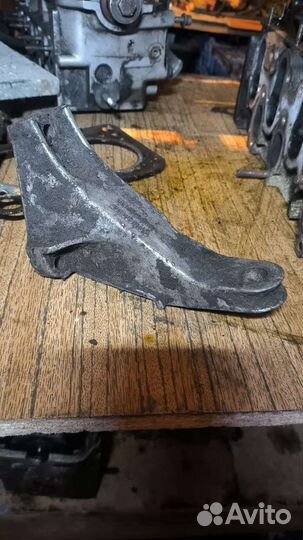 Кронштейн МКПП левый Audi 100c3 431399113G