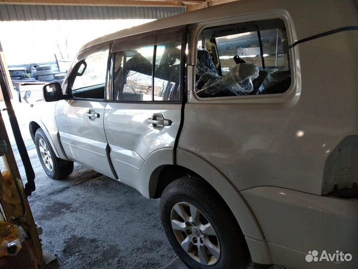 Блок предохранителей Mitsubishi Pajero V98W 4M41