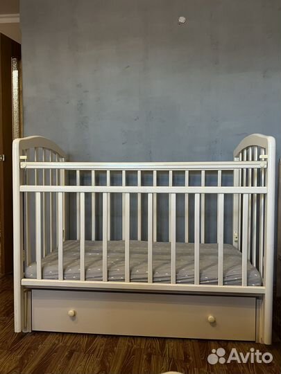 Детская кровать с маятником и ящиком