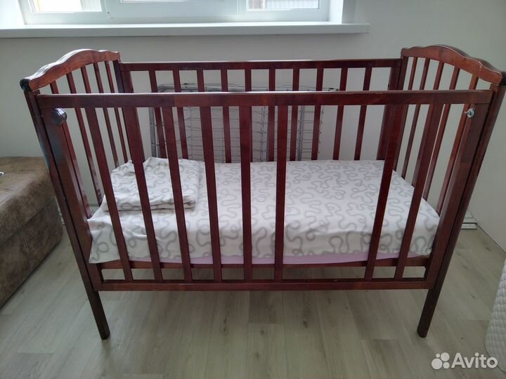 Продам детскую кроватку с матрасом