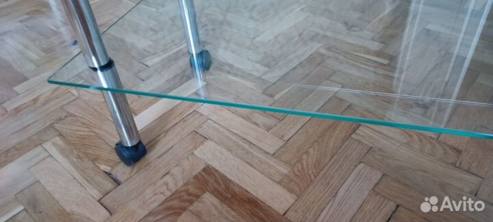 Столик стеклянный на колесиках