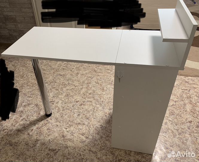 Маникюрный стол