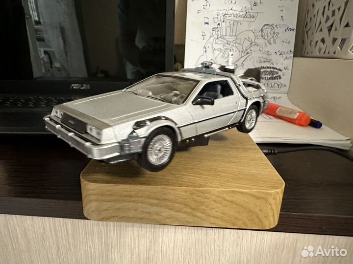 DeLorean левитирующий