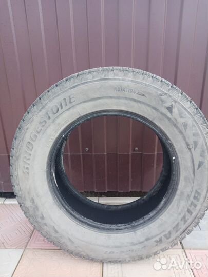 Bridgestone Blizzak Spike-01 205/70 R15