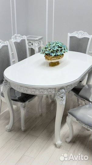 Стол и стулья в гостиную. В наличии