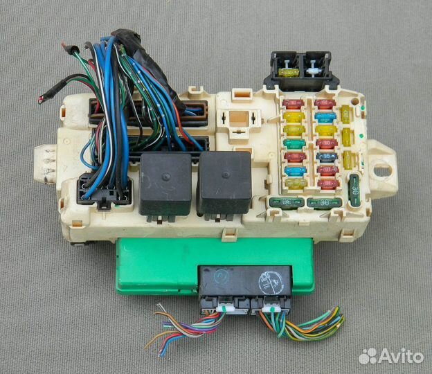 Блок предохранителей и комфорта Galant 8 4G64