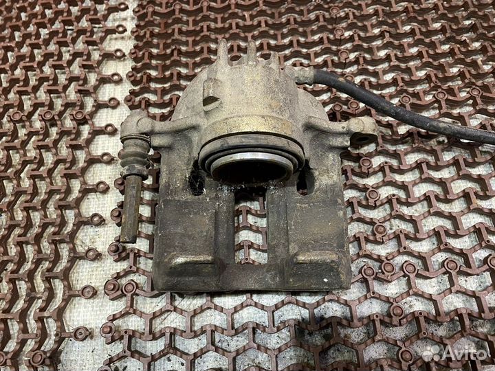 Суппорт передний правый Каризма Mitsubishi Carisma