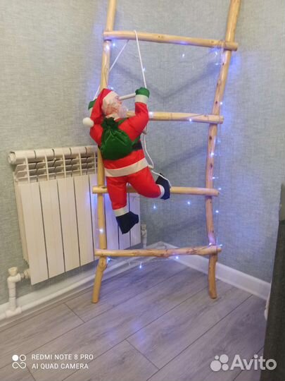 Дед мороз или Санта Клаус на лестнице