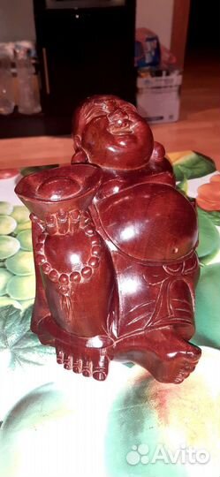 Большая статуэтка будды