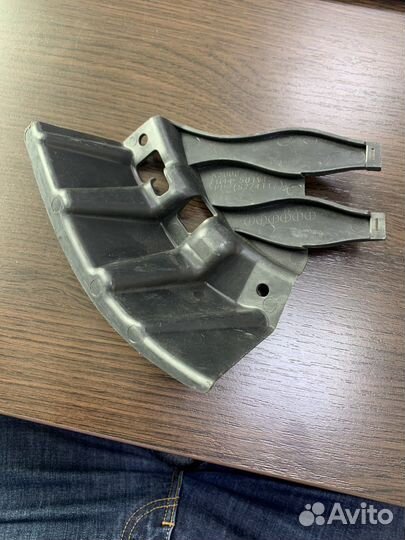 Кронштейн решетки бампера Mazda CX-7