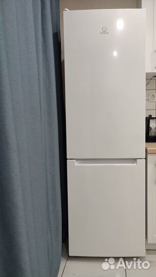 Холодильник с морозильником Indesit DS 318 W белый