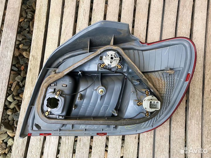 Задний левый фонарь Toyota Vitz