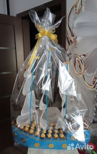 Рояль, корабль с конфетами