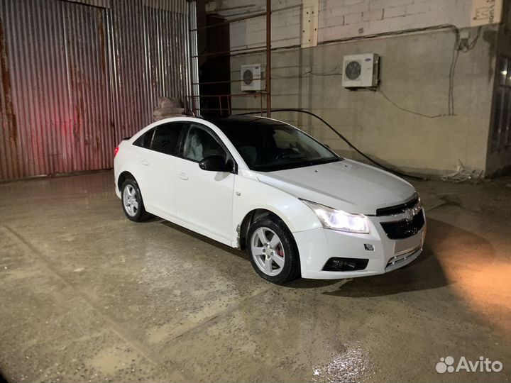 Chevrolet Cruze 1.6 МТ, 2011, битый, 95 000 км