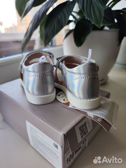 Сандалии для девочки 22 размер новые