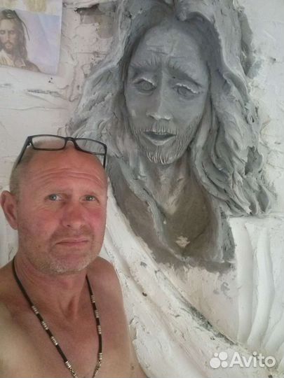 Барельефы на стенах