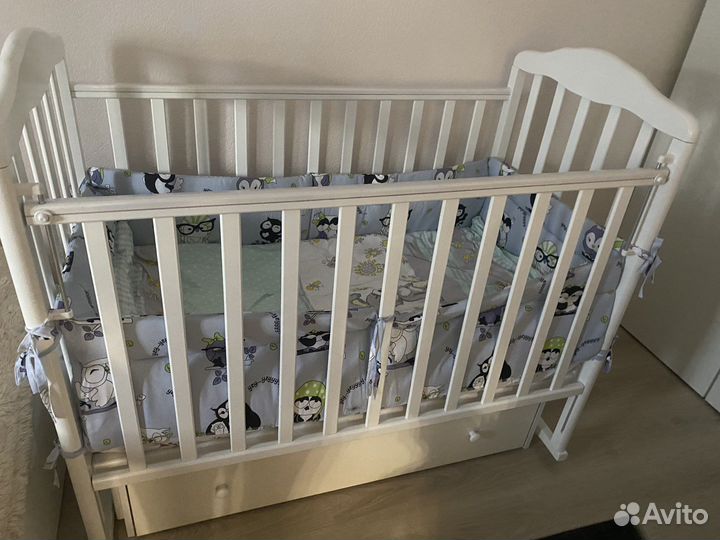 Детская кроватка с маятником и ящиком