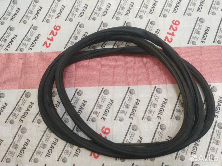 Уплотнитель двери задний правый Volkswagen Touareg