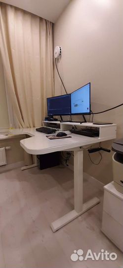 Компьютерный стол белый