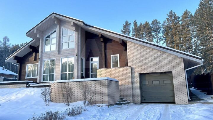 Коттедж 250 м² на участке 15,7 сот.