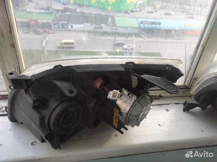 Фары передние на Toyota Avensis 2