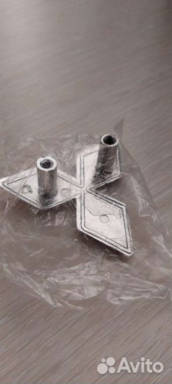 Эмблема Mitsubishi