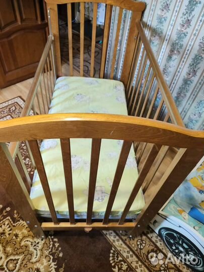 Детская кроватка с маятником и ящиком