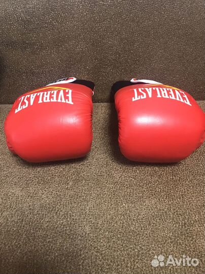 Боксерские перчатки, шлем, бинты