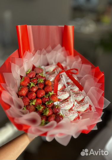 Вкусный букет из клубники и конфет Raffaello