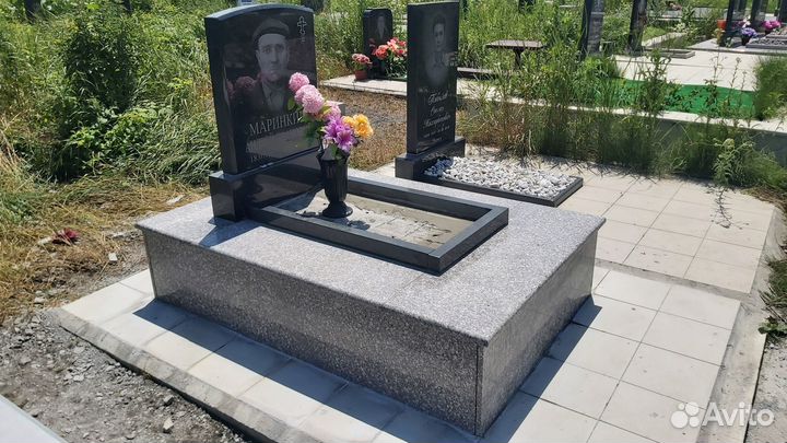 Работы на кладбище. Памятники