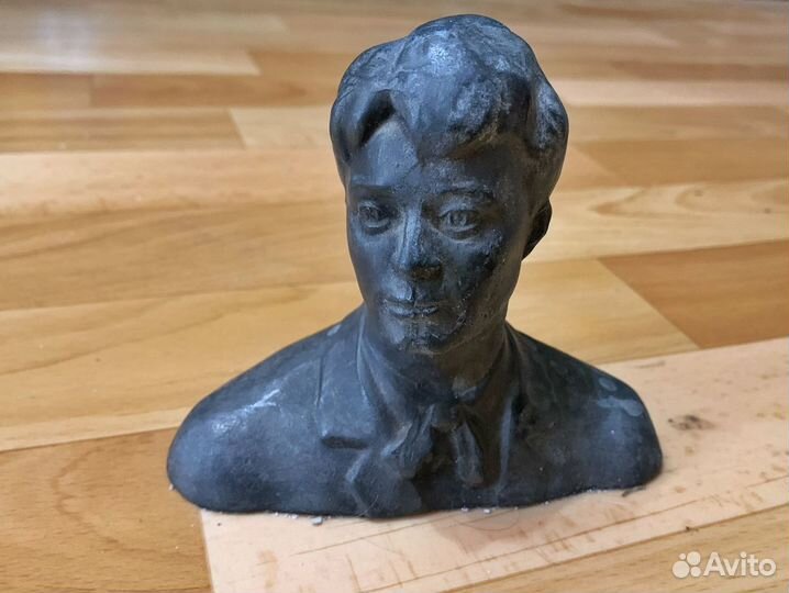 Бюст Есенина