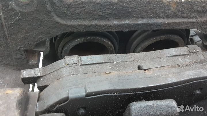 Суппорт передний правый Kia Sorento 2 2010