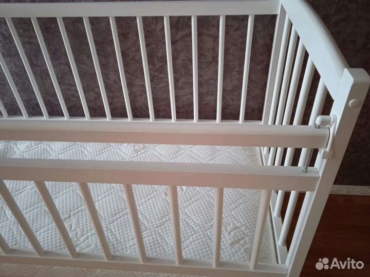 Детская кроватка с поперечным маятником