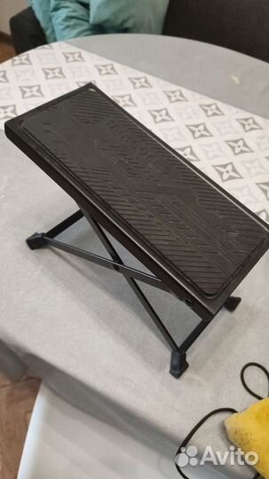 Подставка для ног при игре на гитаре