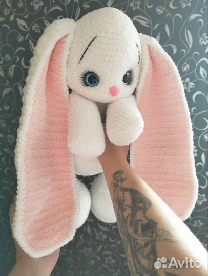 Вязаная игрушка заяц