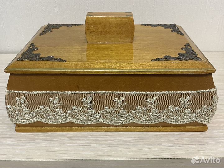 Шкатулка из дерева бронзовые накладки. Винтаж