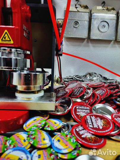 Производство закатных значков: 25,37,56,78 мм