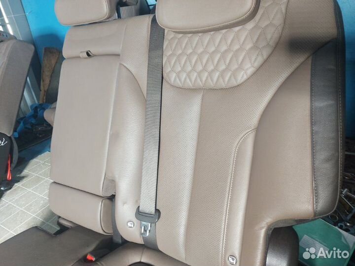 Сиденья комплект Hyundai Santa Fe D4HB 2019