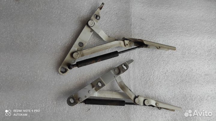 Петля крышки багажника Audi 90