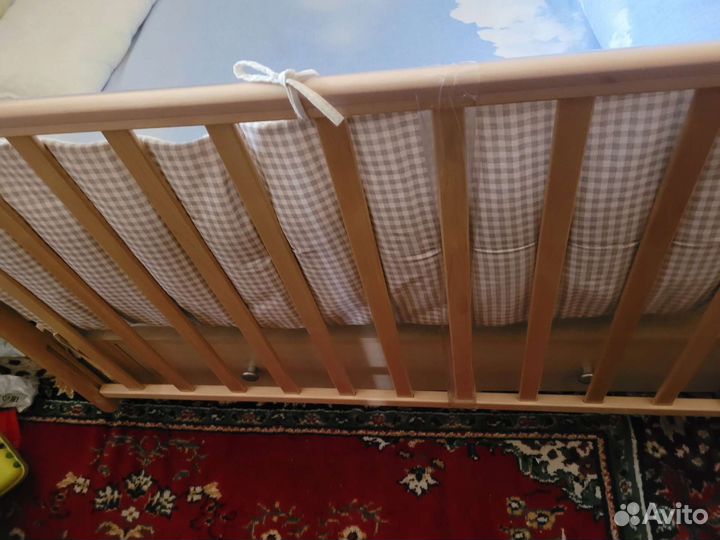 Детская кроватка с маятником и ящиком