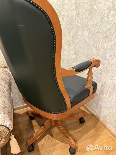 Кожаное офисное кресло