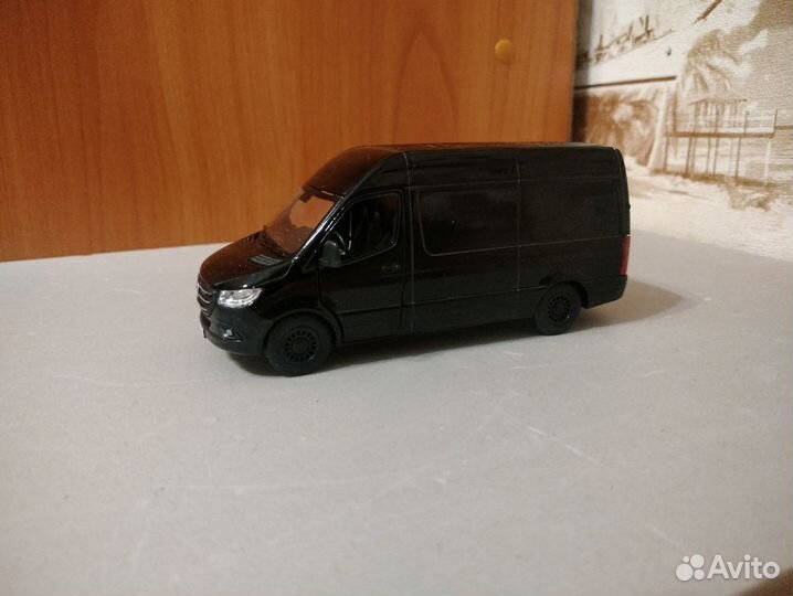 1/48 Mercedes Sprinter