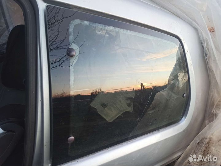 Задняя форточка левая пежо 106