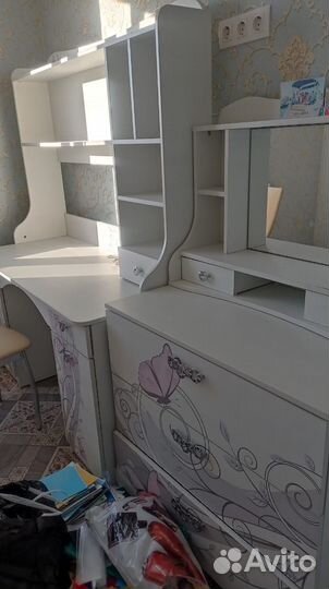 Письменный стол для школьника с навесным шкафом